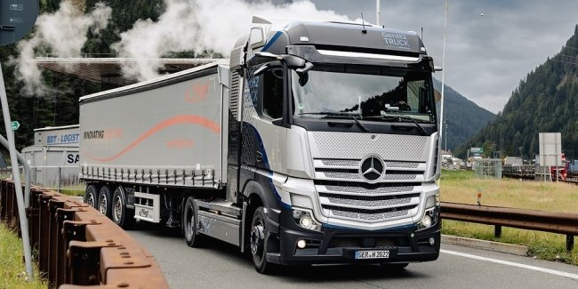 Daimler Truck випробувує водневий автопоїзд