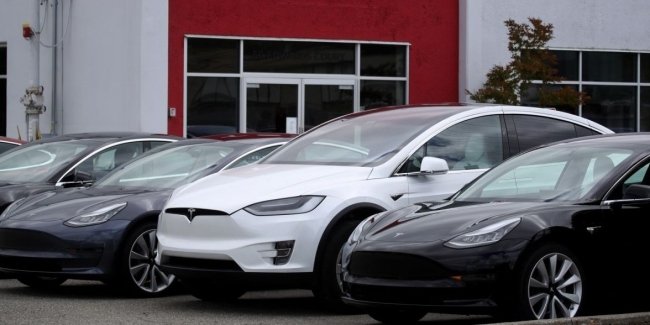 Tesla відкликає понад 320 000 автомобілів у США