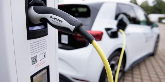 Власники електрокарів менше задоволені їхньою покупкою, ніж власники бензинових авто