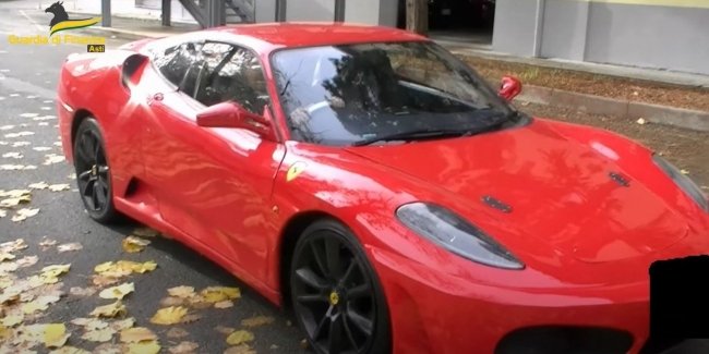  볿     Ferrari