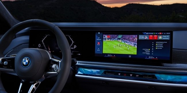 У BMW 7 Series 2023 тепер можна дивитися футбольні матчі