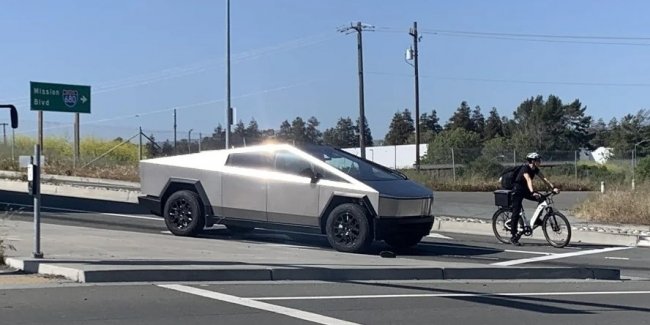   Tesla Cybertruck   