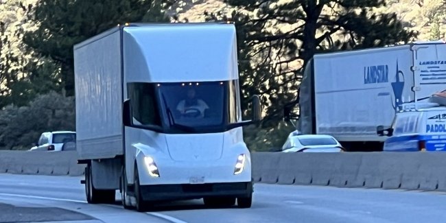  ,   Tesla Semi   