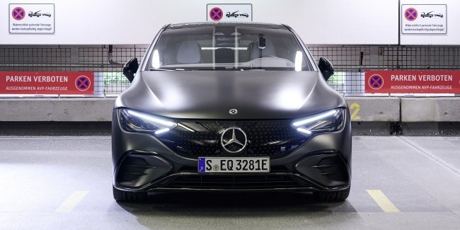  Mercedes-Benz EQE       