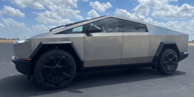    Tesla Cybertruck