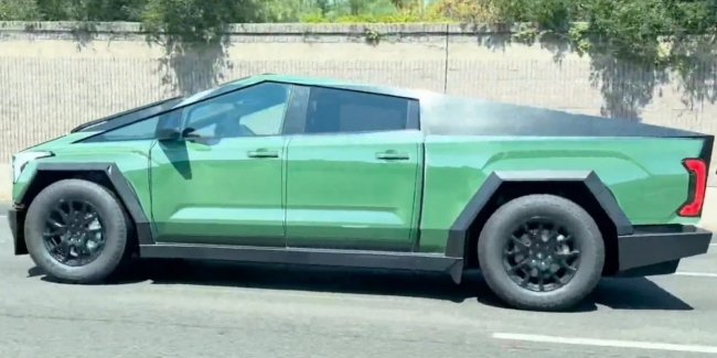 Tesla  Cybertruck   Toyota Tundra