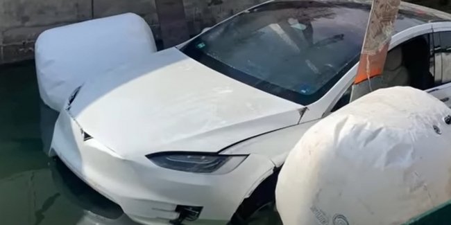 Електрокросовер Tesla Model X спалахнув після повного занурення у воду