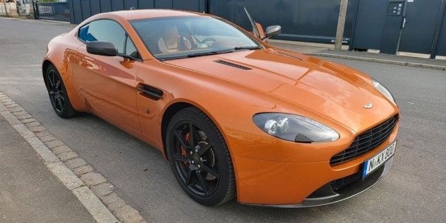  Aston Martin V8 Vantage   