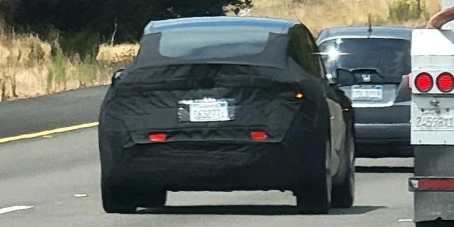  Tesla Model Y   