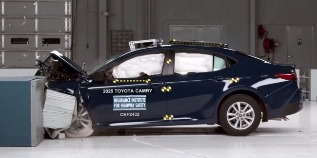  Toyota Camry   - IIHS