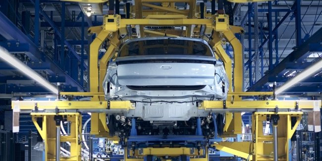 Ford ��������� 4000 ������� ���� � ����� ����� ���� ������ �� �����������