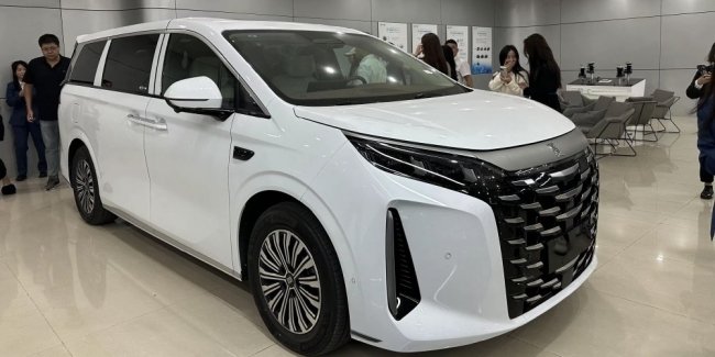 Новий мінівен BYD Xia із преміальними функціями вже в дилерських центрах Китаю