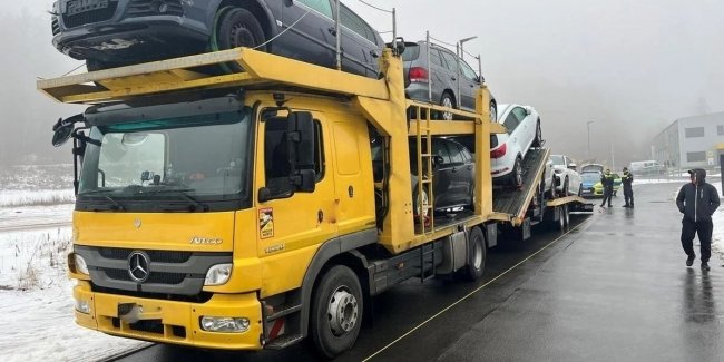Іскри на асфальті: поліція оштрафувала водія автовозу за екстремально низький кліренс