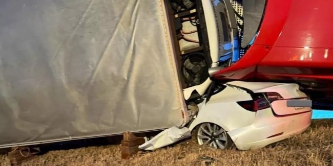 Tesla Model 3   ,    
