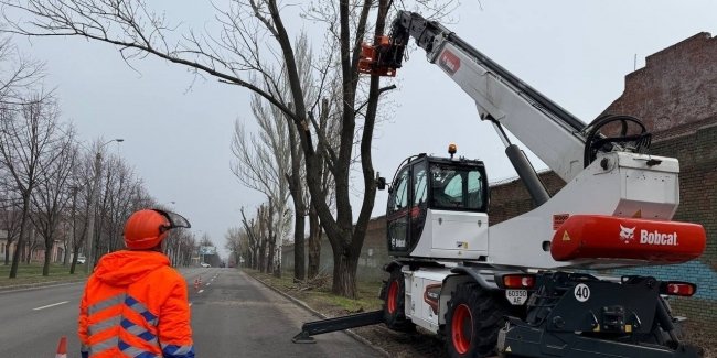 Дніпро - перше місто в Україні, в якому працює надсучасний маніпулятор Bobcat TR60 для ліквідації аварійних дерев