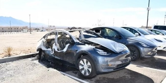 Американець закидав дилерський центр Tesla саморобним напалмом