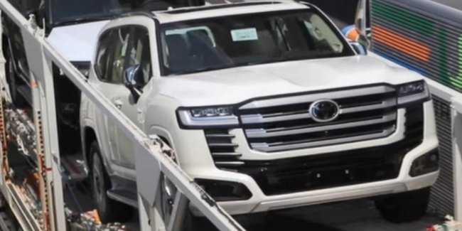 Оновлений Land Cruiser 300 показали на нових фото