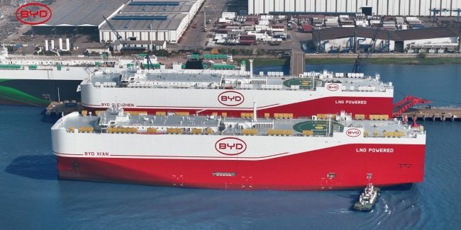 Найбільший у світі ролкер BYD Shenzhen вирушив у перший рейс