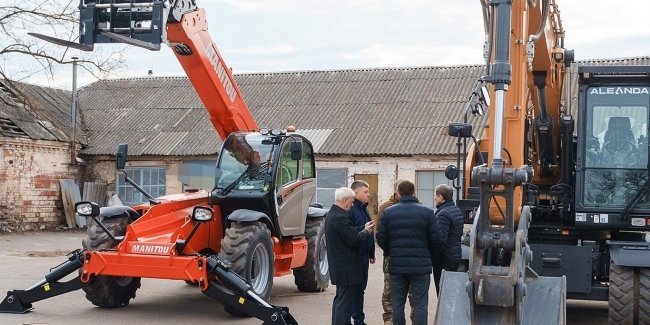 Вінницька міська громада передала військовим колісний екскаватор і телескопічний навантажувач