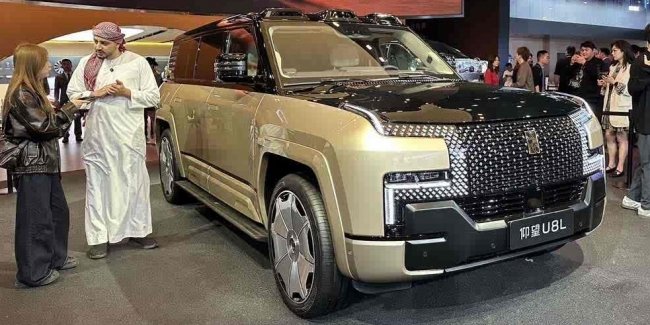 BYD представив «довгий» YangWang U8 із золотою емблемою