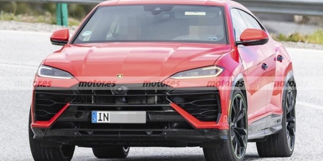  Audi Q8    Lamborghini Urus