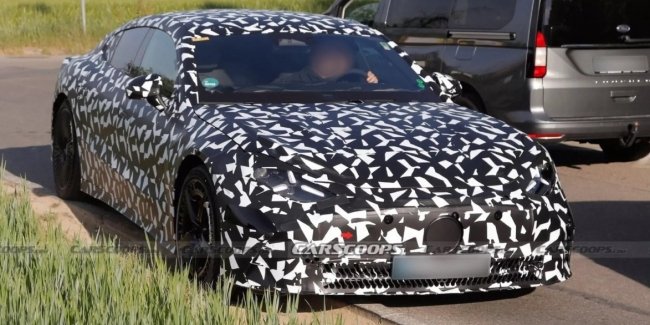 Mercedes-Benz      Porsche Taycan