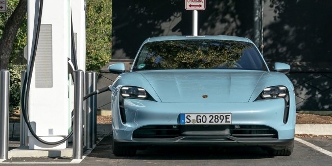 Porsche     Taycan   