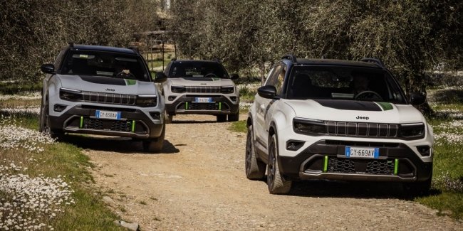 ����� �������������� Jeep Avenger 4xe � ������ - ������ � � ������������ ���� The North Face