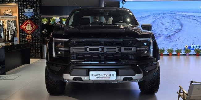    Ford F-150 Raptor 2025