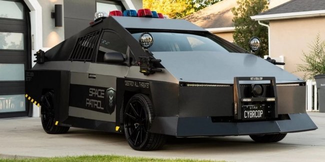 Toyota Prius   - Tesla Cybertruck