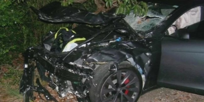 Tesla  243        Autopilot