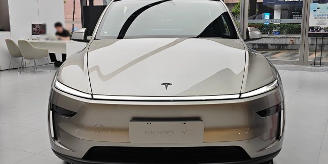    Tesla Model Y L  