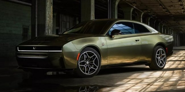 Stellantis   SEMA Hemi V8 Ram  Purple Charger