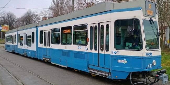 У Вінниці на маршрут вийшов швейцарський трамвай, адаптований для маломобільних пасажирів
