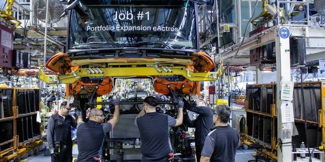   Mercedes-Benz eActros 400  