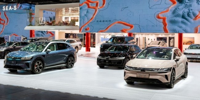 �������� Zeekr 007 �� 7GT ��������� 900-�������� �����������