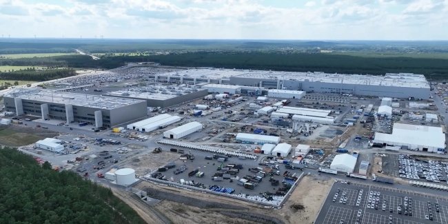 Tesla ��������� 1700 ������� ���� �� ����� Gigafactory � ������