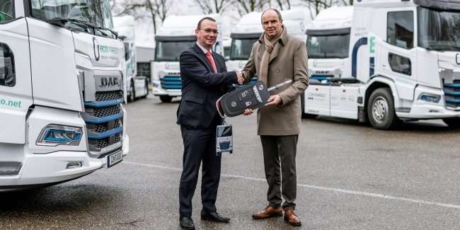 ͳ������ ����������� �������� ������ � ���� 33 ���������� ������ DAF XD