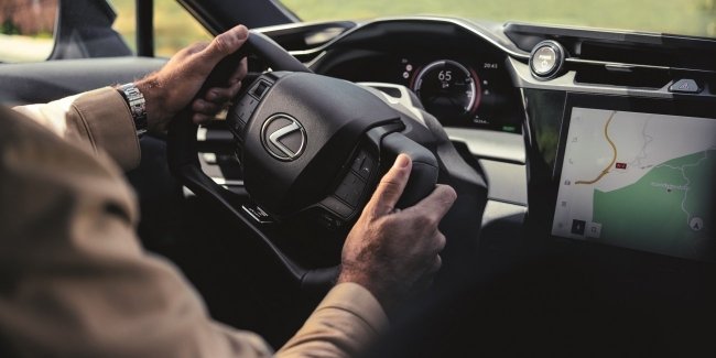 ����� Lexus RZ ������� ������� steer-by-wire