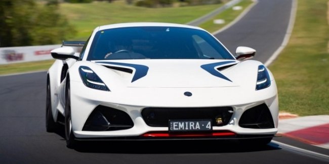 ������������ ������������� Lotus Emira �� �������� Mercedes-AMG