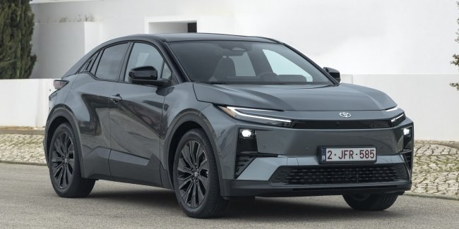 ����� Toyota C-HR+ ��������� � �����