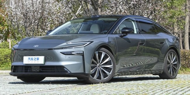 ����� Toyota bZ7 ��������� ��������� ����� � ����