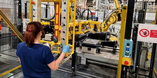 Stellantis ���� ������ ����� � ����� ��� ����������� ��������� Hongqi