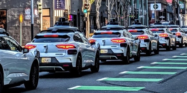 Waymo ������� ����� 4 ������ ��������