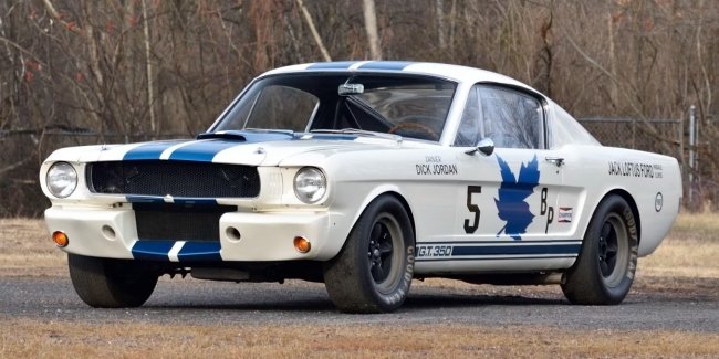 ��� ������� Ford Mustang ������� �� ����� 4 ������� ������