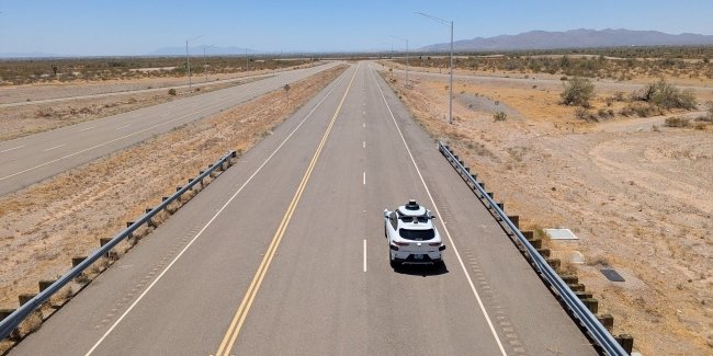 Waymo �������� ������ Apple ��� ������������ ���������� ����