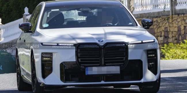 ����� BMW M760 ������� �� ��� �����
