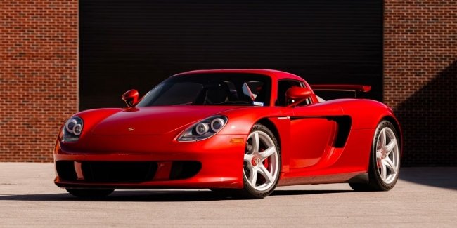 ����������� ������� �������� Porsche Carrera GT ������������� � ���� Ferrari