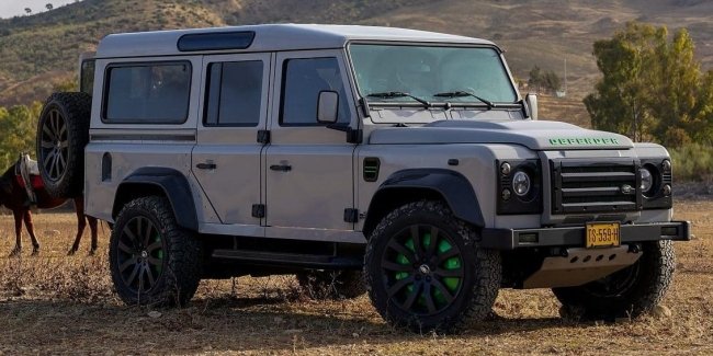 ��������� Land Rover Defender ����������� �� ���������� � ��������� � �����������