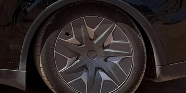 Tesla Model Y L ��������� � �������� �������� �� ������